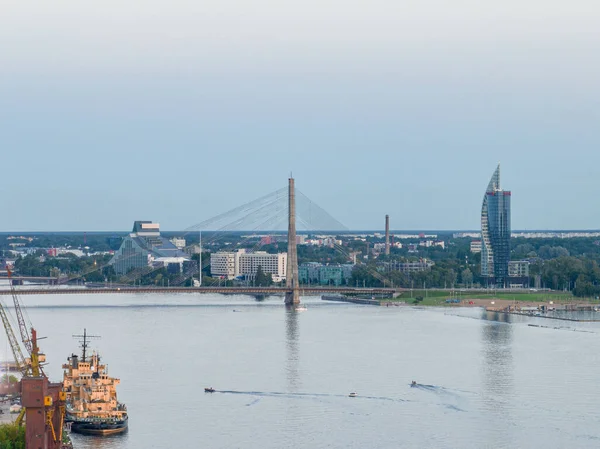 Riga şehrinin Daugava nehri üzerindeki güzel panoramik manzarası.. 