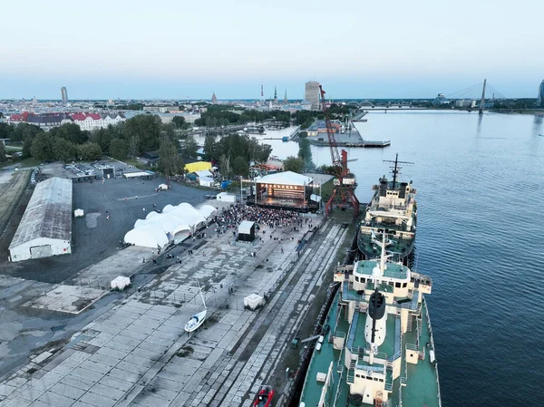 Riga 'da rıhtımdaki açık hava konseri. Yaz festivalini kutluyoruz. Riga partisi. Hava görünümü. 