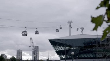 Thames nehrinin üzerindeki Emirates Hava Hattı Kablo Kablolu Kablolu Kablolu Kablo Kabinleri 'nin görüntüsü. Londra 'da nehri geçen hava..