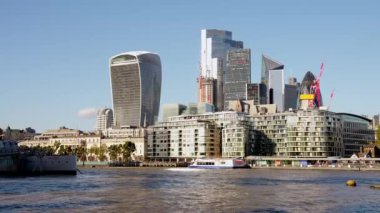 Londra şehir merkezinin güzel manzarası iş merkezi ve Thames nehri kıyısında gökdelenler..