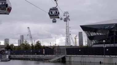 Thames nehrinin üzerindeki Emirates Hava Hattı Kablo Kablolu Kablolu Kablolu Kablo Kabinleri 'nin görüntüsü. Londra 'da nehri geçen hava..