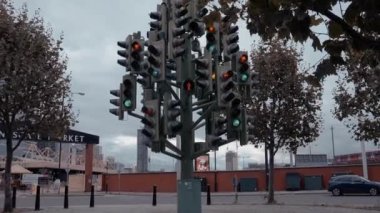 Kanarya Rıhtımı yakınlarındaki Londra 'da çoklu sinyal başlıklarına sahip kafa karıştırıcı bir trafik ışığı sistemi.. 