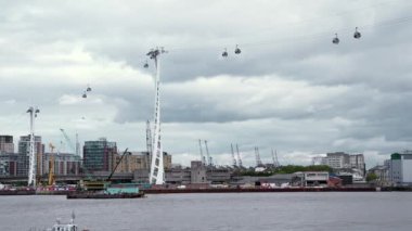 Thames nehrinin üzerindeki Emirates Hava Hattı Kablo Kablolu Kablolu Kablolu Kablo Kabinleri 'nin görüntüsü. Londra 'da nehri geçen hava..