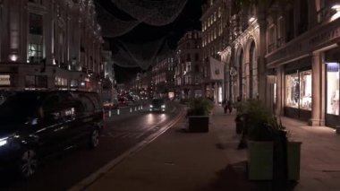 Londra, İngiltere 'deki Regents caddesinin gece görüşü. Londra gece hayatı.