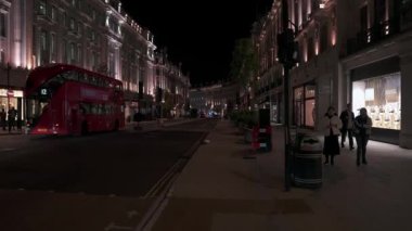 Londra, İngiltere 'deki Regents caddesinin gece görüşü. Londra gece hayatı.