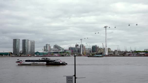 环球航空公司的缆车小木屋俯瞰泰晤士河 伦敦过河的空气 — 图库视频影像
