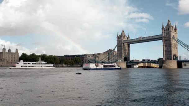美丽的伦敦塔桥景观在雨后的阳光下 带着反光和彩虹靠近桥 塔桥是伦敦的象征 — 图库视频影像