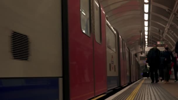 Comboio Plataforma Com Passageiros Partida Estação Metrô Londres Londres Tubo — Vídeo de Stock