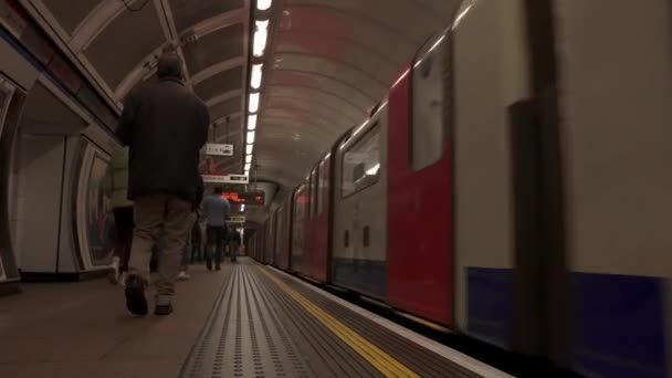 Zug Auf Dem Bahnsteig Mit Abfahrenden Fahrgästen Der Londoner Bahn — Stockvideo