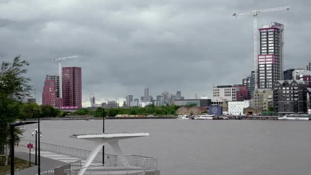 在伦敦建造起重机 在泰晤士河畔建造伦敦市中心 — 图库视频影像