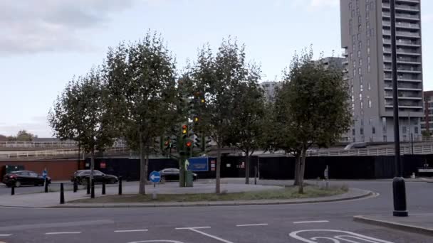 Zmatený Systém Semaforů Několika Signálními Hlavicemi Londýně Poblíž Čtvrti Canary — Stock video