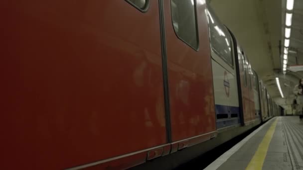 Zug Auf Dem Bahnsteig Mit Abfahrenden Fahrgästen Der Londoner Bahn — Stockvideo