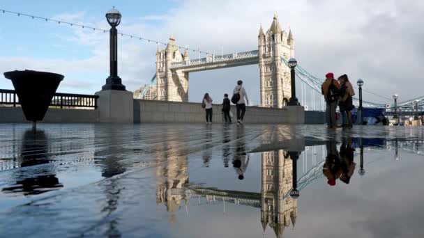 Londra Daki Kule Köprüsü Nün Sihirli Yağmurdan Sonraki Yansımaları Köprünün — Stok video