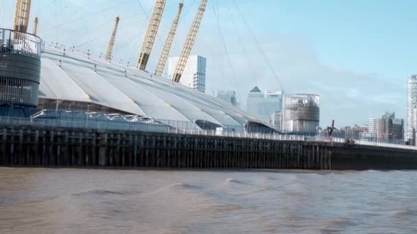 在伦敦O2竞技场附近航行 从泰晤士河开枪打死的美丽的O2竞技场 — 图库视频影像