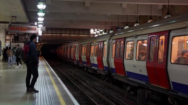Comboio Plataforma Com Passageiros Partida Estação Metrô Londres Londres Tubo — Vídeo de Stock