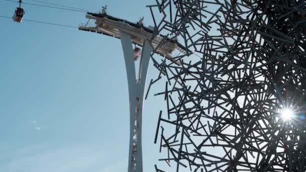 Emirates Air Line Cable Car Sculptura Quantum Cloud Antony Gormley — Videoclip de stoc