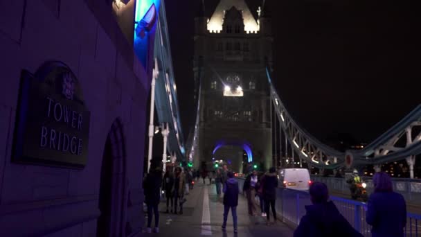 Ludzie Przemierzają Tower Bridge Londynie Nocy Podświetlany Most Centrum Londynu — Wideo stockowe