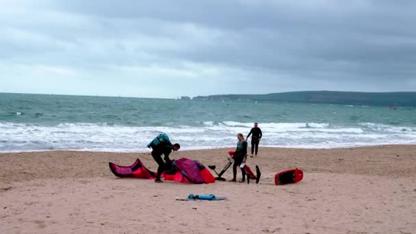 Kite Boardisté Připravují Své Vybavení Draky Pláži Před Jízdou — Stock video