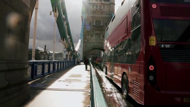 Vídeo Panorâmico Uma Caminhada Lateral Tower Bridge Londres Reino Unido — Vídeo de Stock