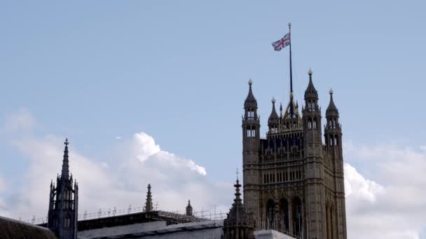 英国伦敦威斯敏斯特修道院顶上飘扬的英国国旗 — 图库视频影像
