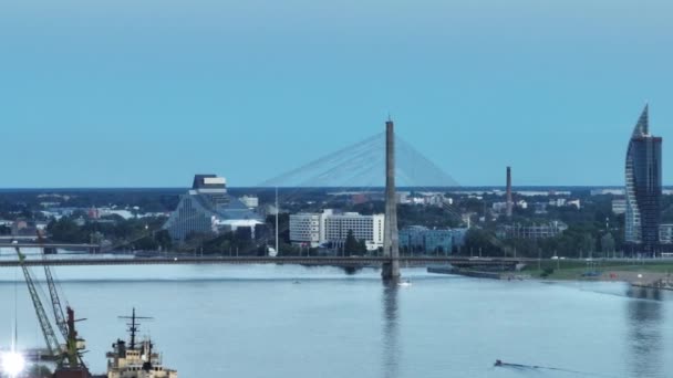 Hermosa Vista Aérea Panorámica Ciudad Riga Sobre Río Daugava — Vídeos de Stock