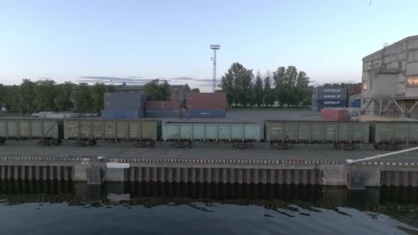 为船运公司运送货物集装箱的火车车厢 利用铁路进行销售和货物运输 停靠在码头附近的货运列车 — 图库视频影像