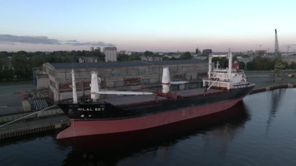 Luchtfoto Van Haven Werf Riga Letland Met Enorme Tankers Aangemeerd — Stockvideo