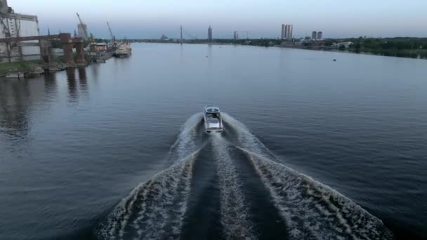 Speedboot Auf Dem Fluss Zentrum Von Riga Lettland Luftaufnahme Des — Stockvideo