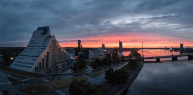 Riga, Letonya. 20 Haziran 2022. Riga 'daki Letonya Ulusal Kütüphanesi' nin destansı akşam gün batımı manzarası.