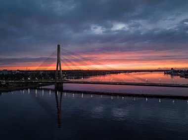 Riga, Letonya 'daki Daugava nehri üzerindeki köprü güzel yaz günbatımında.