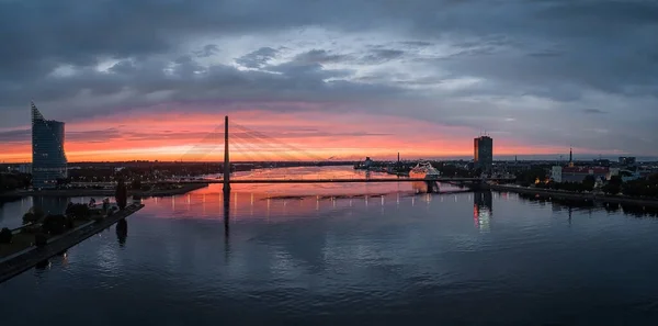 Pont Sur Rivière Daugava Riga Lettonie Pendant Beau Coucher Soleil — Photo