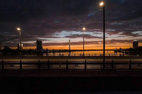 Ponte Sobre Rio Daugava Riga Letônia Durante Belo Pôr Sol — Fotografia de Stock