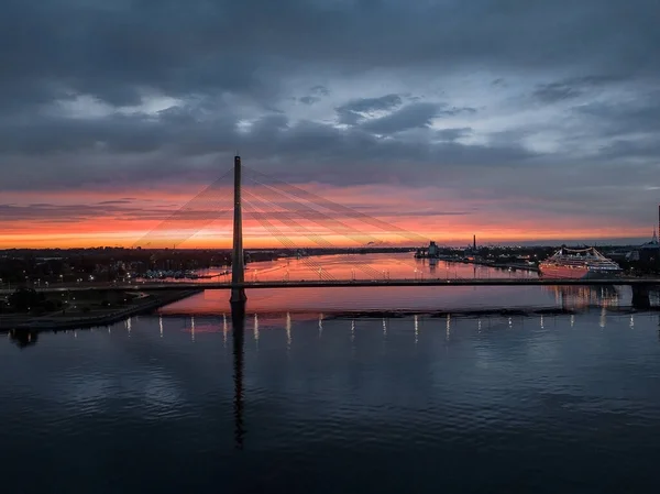 Ponte Sobre Rio Daugava Riga Letônia Durante Belo Pôr Sol — Fotografia de Stock