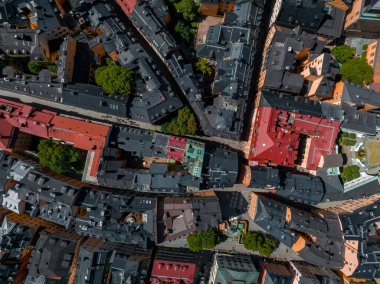 Stockholm 'deki eski kasaba Gamla Stan' in hava panoramik manzarası. Yaz boyunca güzel İsveç.
