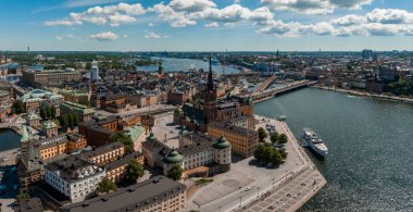 Stockholm 'deki eski kasaba Gamla Stan' in hava panoramik manzarası. Yaz boyunca güzel İsveç.