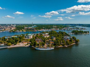 Stockholm 'deki eski kasaba Gamla Stan' in hava panoramik manzarası. Yaz boyunca güzel İsveç.