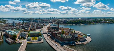 Stockholm 'deki eski kasaba Gamla Stan' in hava panoramik manzarası. Yaz boyunca güzel İsveç.