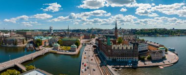 Stockholm 'deki eski kasaba Gamla Stan' in hava panoramik manzarası. Yaz boyunca güzel İsveç.
