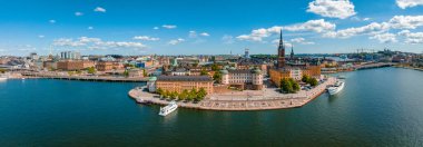 Stockholm 'deki eski kasaba Gamla Stan' in hava panoramik manzarası. Yaz boyunca güzel İsveç.
