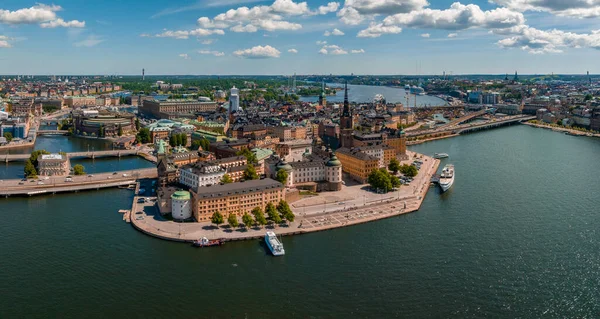 Stockholm 'deki eski kasaba Gamla Stan' in hava panoramik manzarası. Yaz boyunca güzel İsveç.