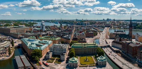 Stockholm 'deki eski kasaba Gamla Stan' in hava panoramik manzarası. Yaz boyunca güzel İsveç.