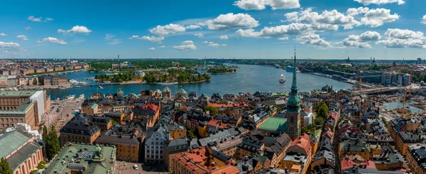 Stockholm 'deki eski kasaba Gamla Stan' in hava panoramik manzarası. Yaz boyunca güzel İsveç.