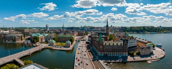 Stockholm 'deki eski kasaba Gamla Stan' in hava panoramik manzarası. Yaz boyunca güzel İsveç.