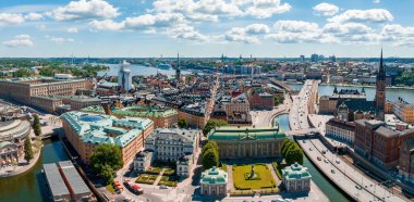 Stockholm 'deki eski kasaba Gamla Stan' in hava panoramik manzarası. Yaz boyunca güzel İsveç.