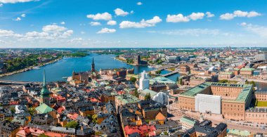 Stockholm 'deki eski kasaba Gamla Stan' in hava panoramik manzarası. Yaz boyunca güzel İsveç.