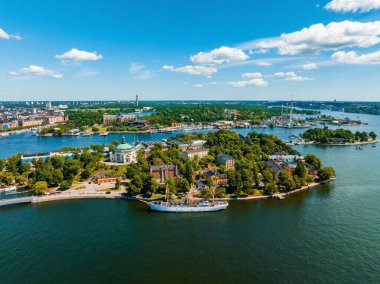Stockholm 'deki eski kasaba Gamla Stan' in hava panoramik manzarası. Stockholm 'ün merkezine büyük bir yat yanaştı.. 