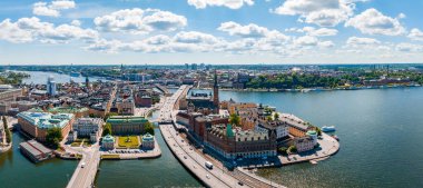 Stockholm 'deki eski kasaba Gamla Stan' in hava panoramik manzarası. Yaz boyunca güzel İsveç.