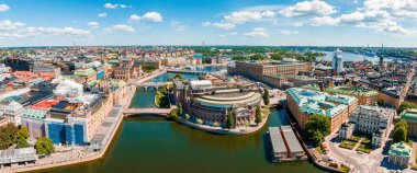 Stockholm 'deki eski kasaba Gamla Stan' in hava panoramik manzarası. Yaz boyunca güzel İsveç.