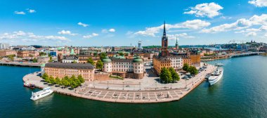 Stockholm 'deki eski kasaba Gamla Stan' in hava panoramik manzarası. Yaz boyunca güzel İsveç.