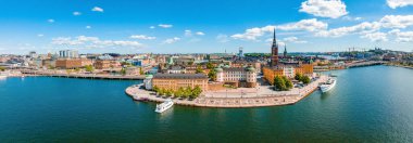 Stockholm 'deki eski kasaba Gamla Stan' in hava panoramik manzarası. Yaz boyunca güzel İsveç.